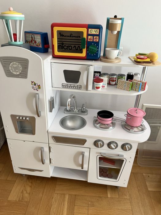 Kuchnia dla dzieci KidKraft z akcesoriami kuchennymi.