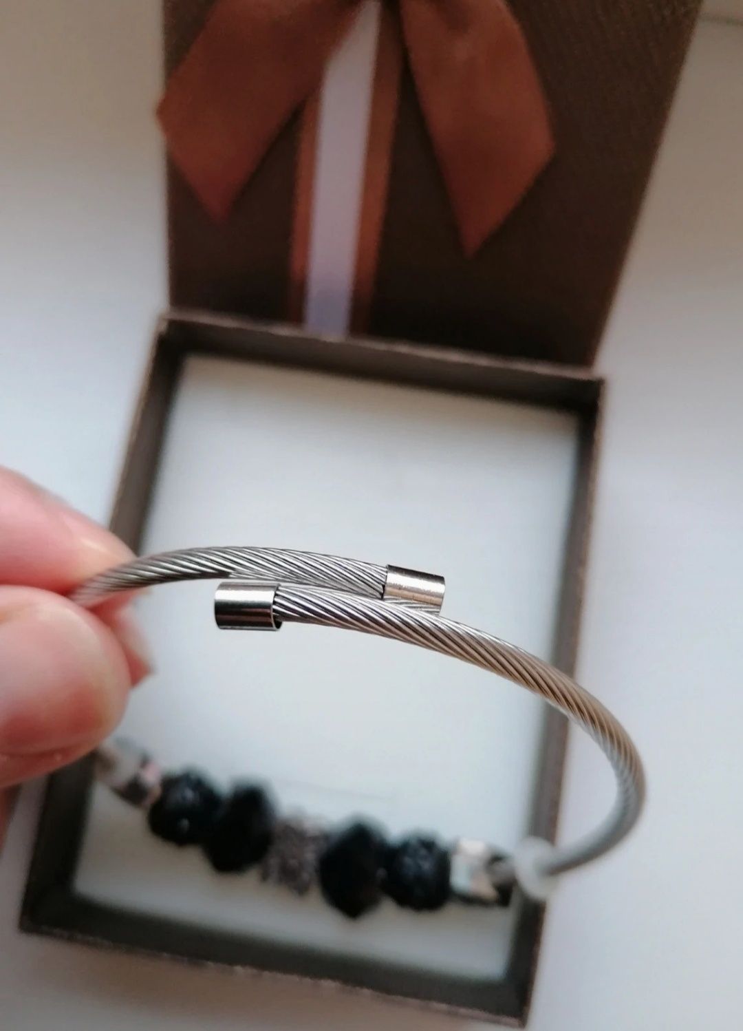 Pandorka na rękę srebna z czarnymi koralilami
