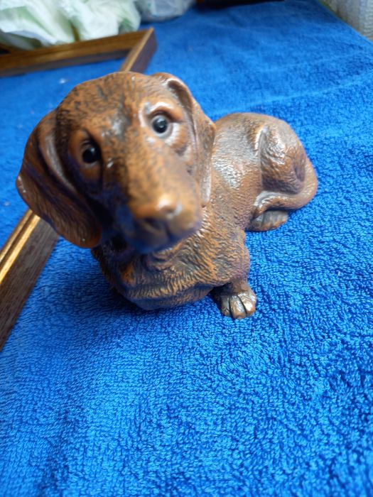 Figurka jamnika. Realistyczna