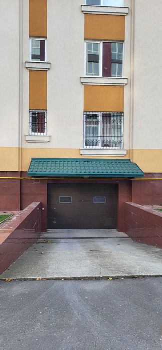 Продається квартира з підземним гаражем вул.Комарівська (р-н Роша)