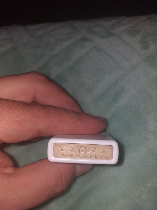 Zippo com desenho de folha de Cannabis