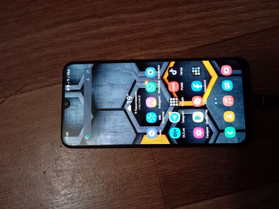 Продам Samsung a50 6/128 в хорошем состоянии