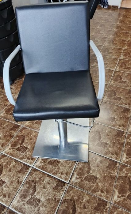 Fotele fryzjerskie na podnośnikach