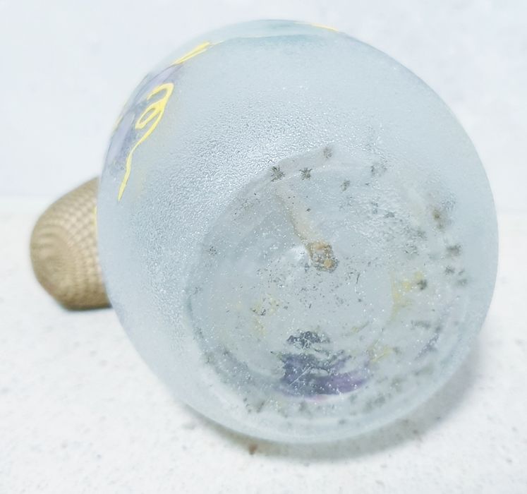 Lindo antigo frasco de perfume em vidro fosco esmaltado à mão