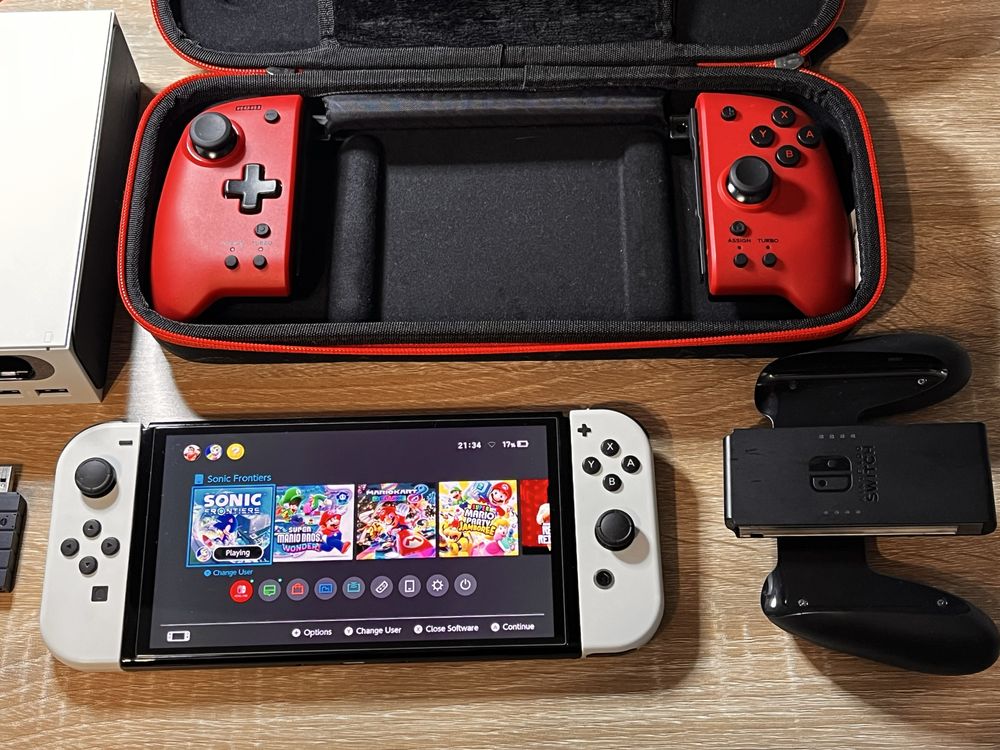 Nintendo Switch OLED + Hori Split Pad PRO + Tomtoc etui + 8Bitdo Adapt