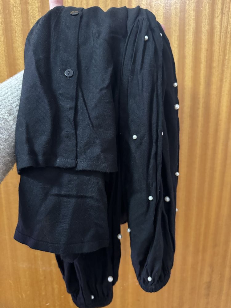 Camisa preta com pérolas e manga balão