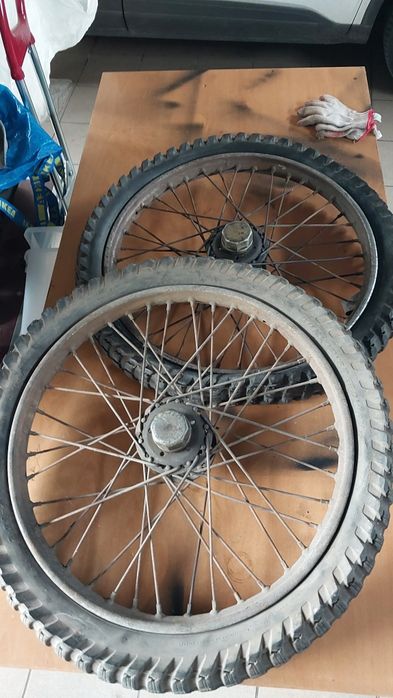 Koło 2 szt samochodowe-motocyklowe stare