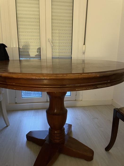 Mesa de madeira redonda