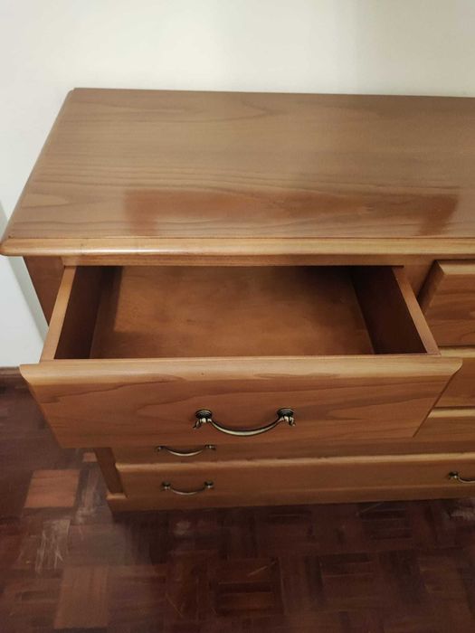 Comoda com 5 gavetas em madeira nobre