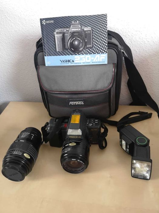 Aparat YASHICA 230-AF z wyposażeniem