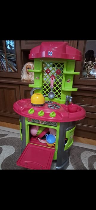 Дитяча кухнЯ з посудом.