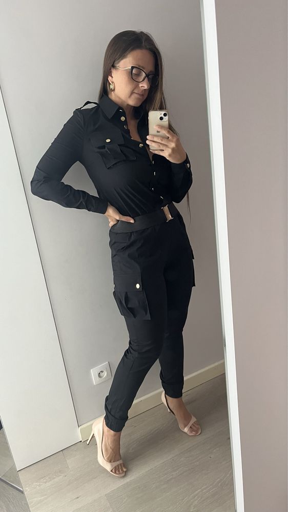 Czarny kombinezon jumpsuit JUST Unique długi rękaw pasek złote guziki