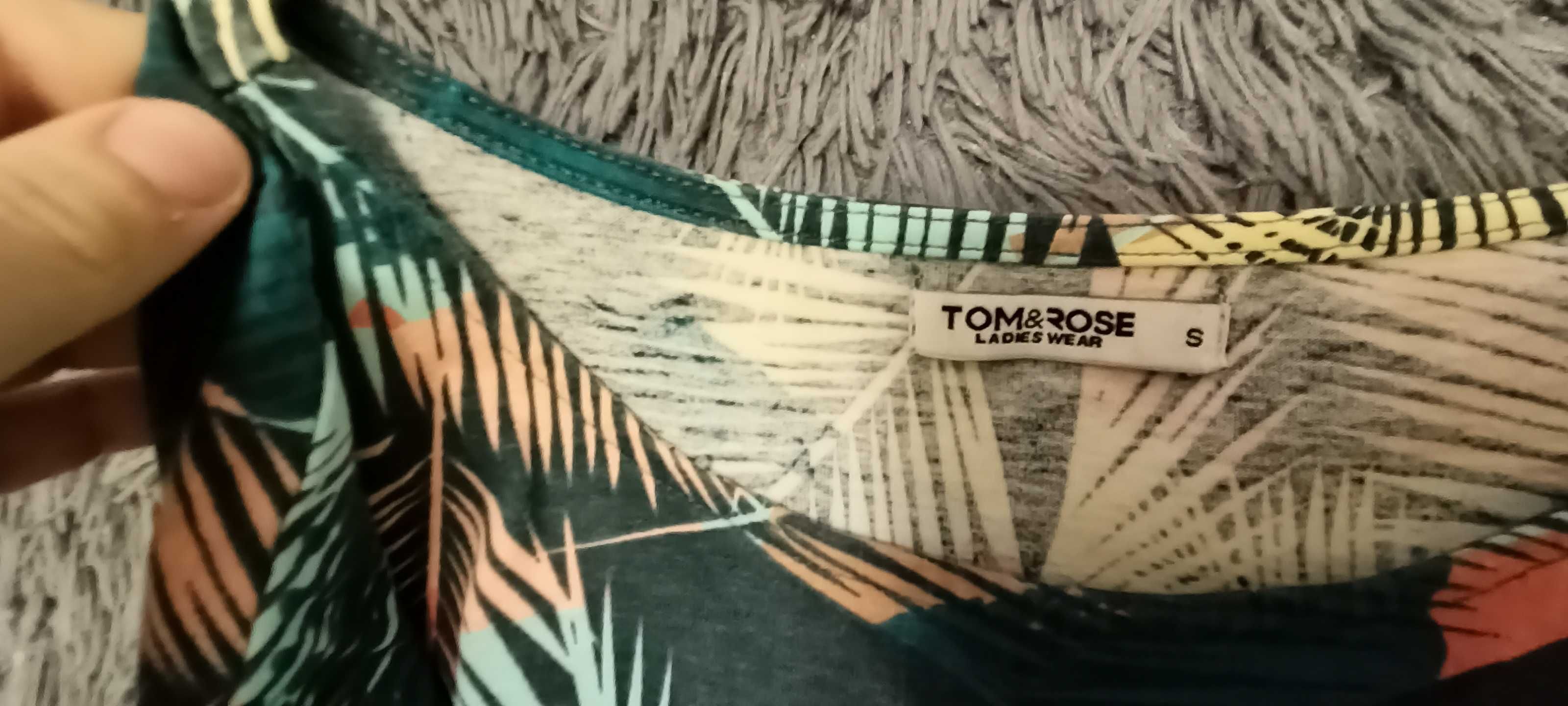 Sukienka długa z krótkim rękawem marki Tom&Rose w z motywem monstery