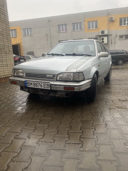 Автомобіль Mazda 323