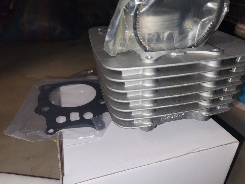 Cześć odes 400 4x4  silnik i inne cylinder tlok