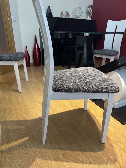 Mesa de sala com tampo em vidro e 4 cadeiras