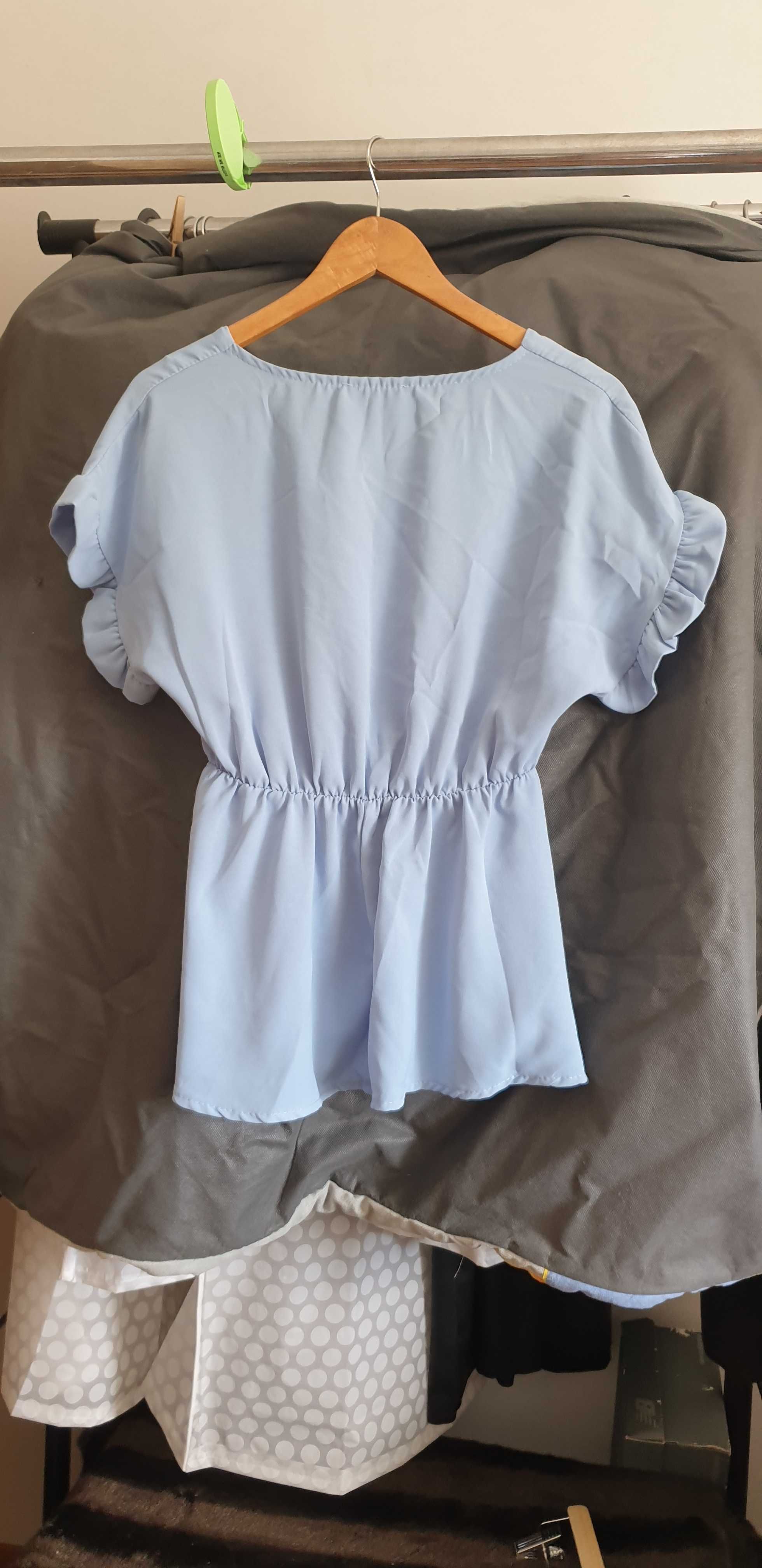 Blusa azul com folho