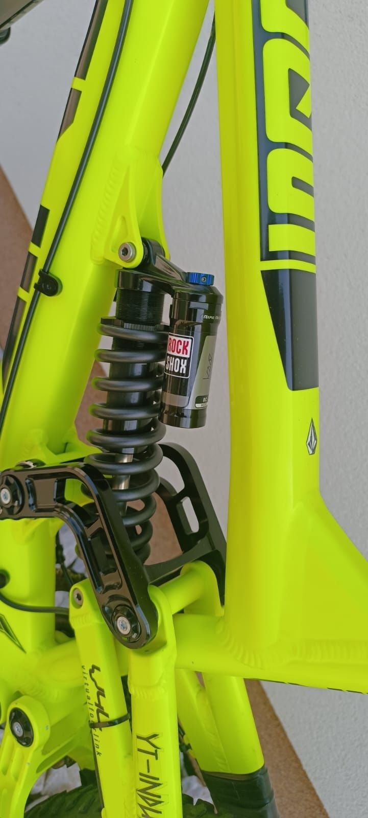 Rower zjazdowy YT TUES Downhill DH