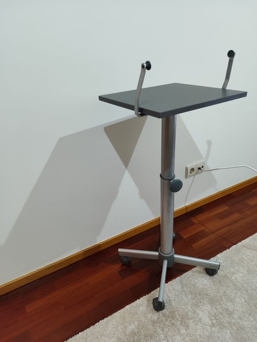 Mesa TV regulável em altura