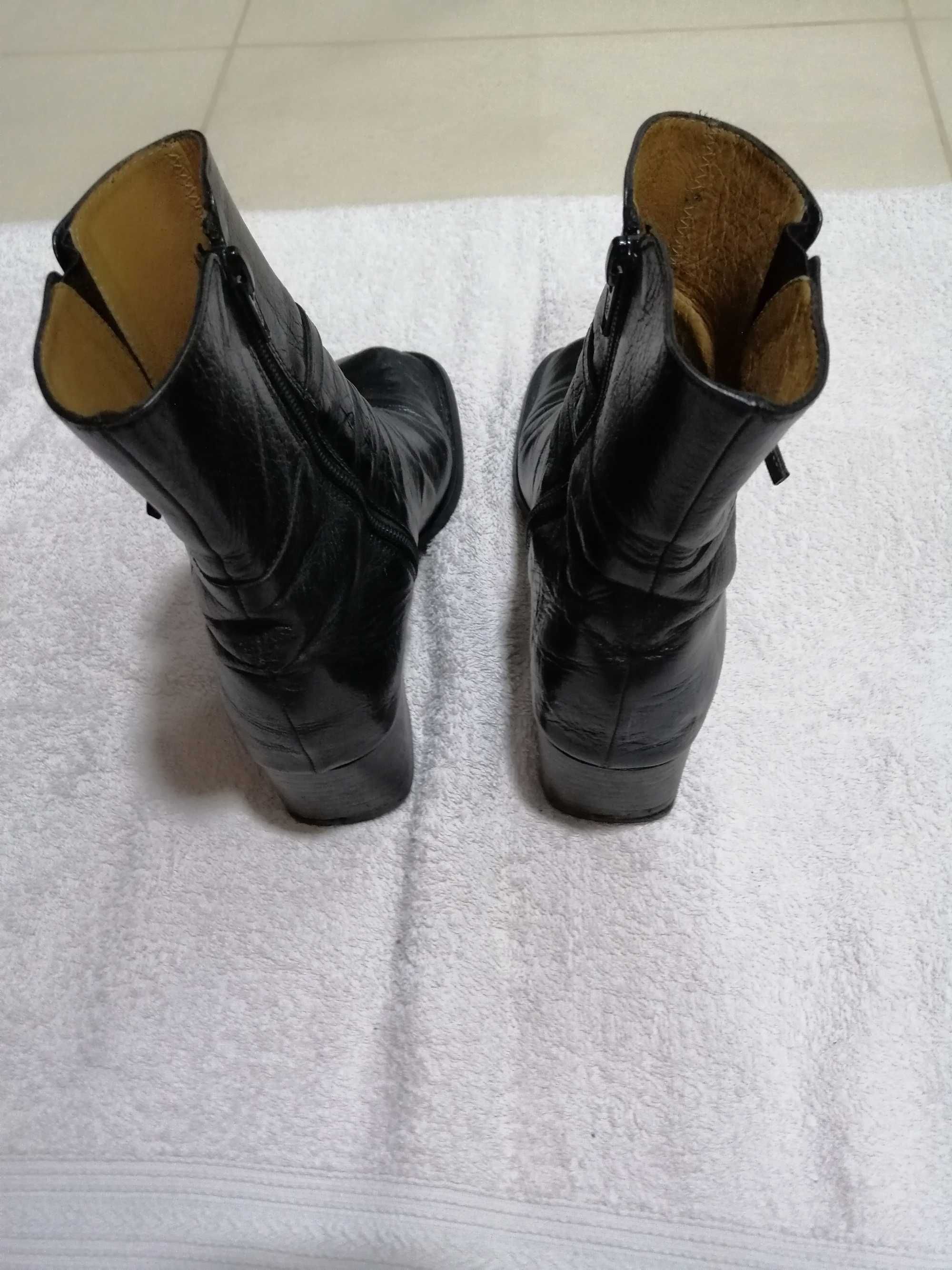 Botas em pele preto, tam. 36