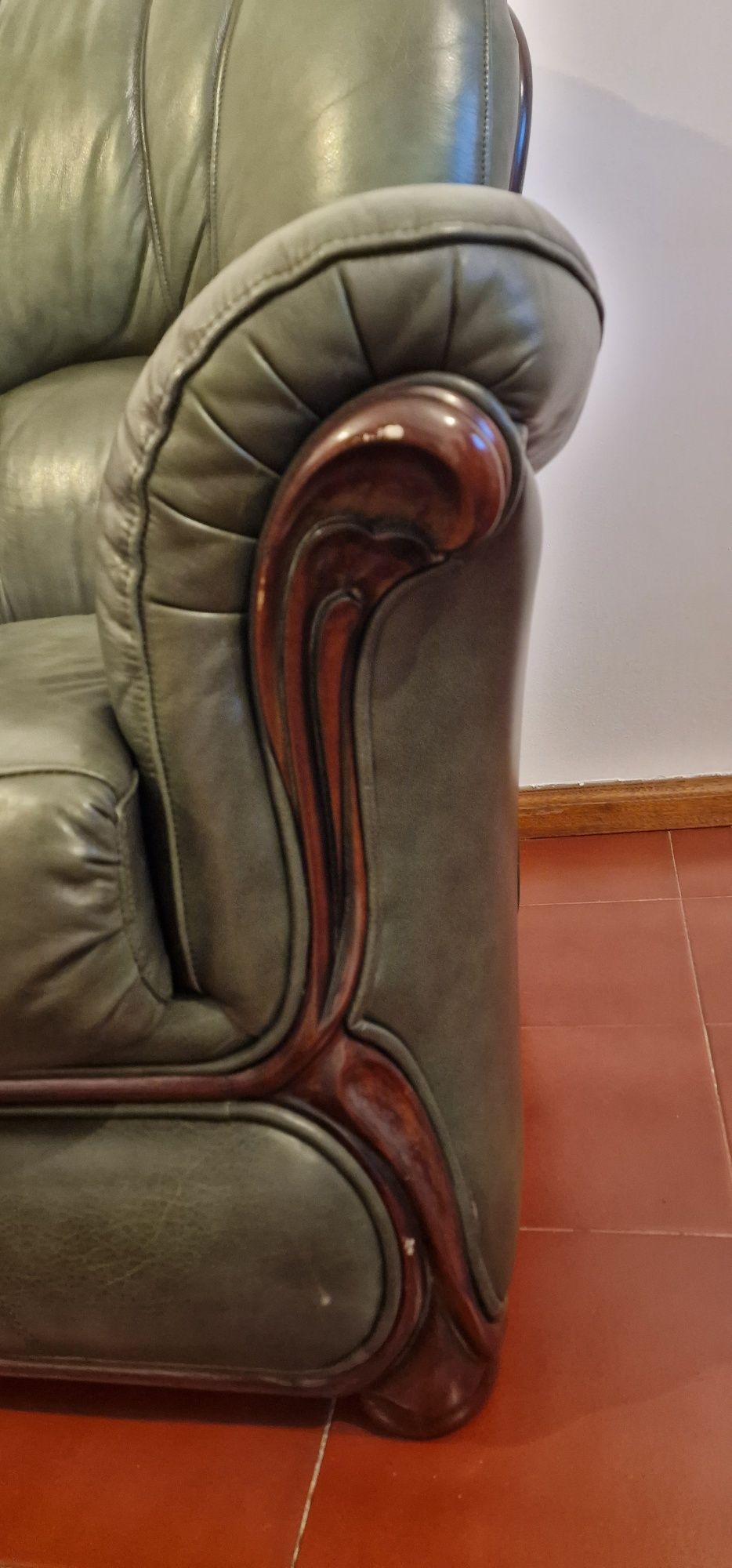 Sofá em pele com detalhe nos braços em madeira