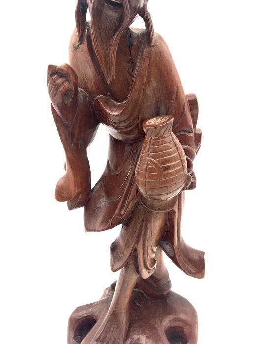 Escultura oriental em madeira zodiaca