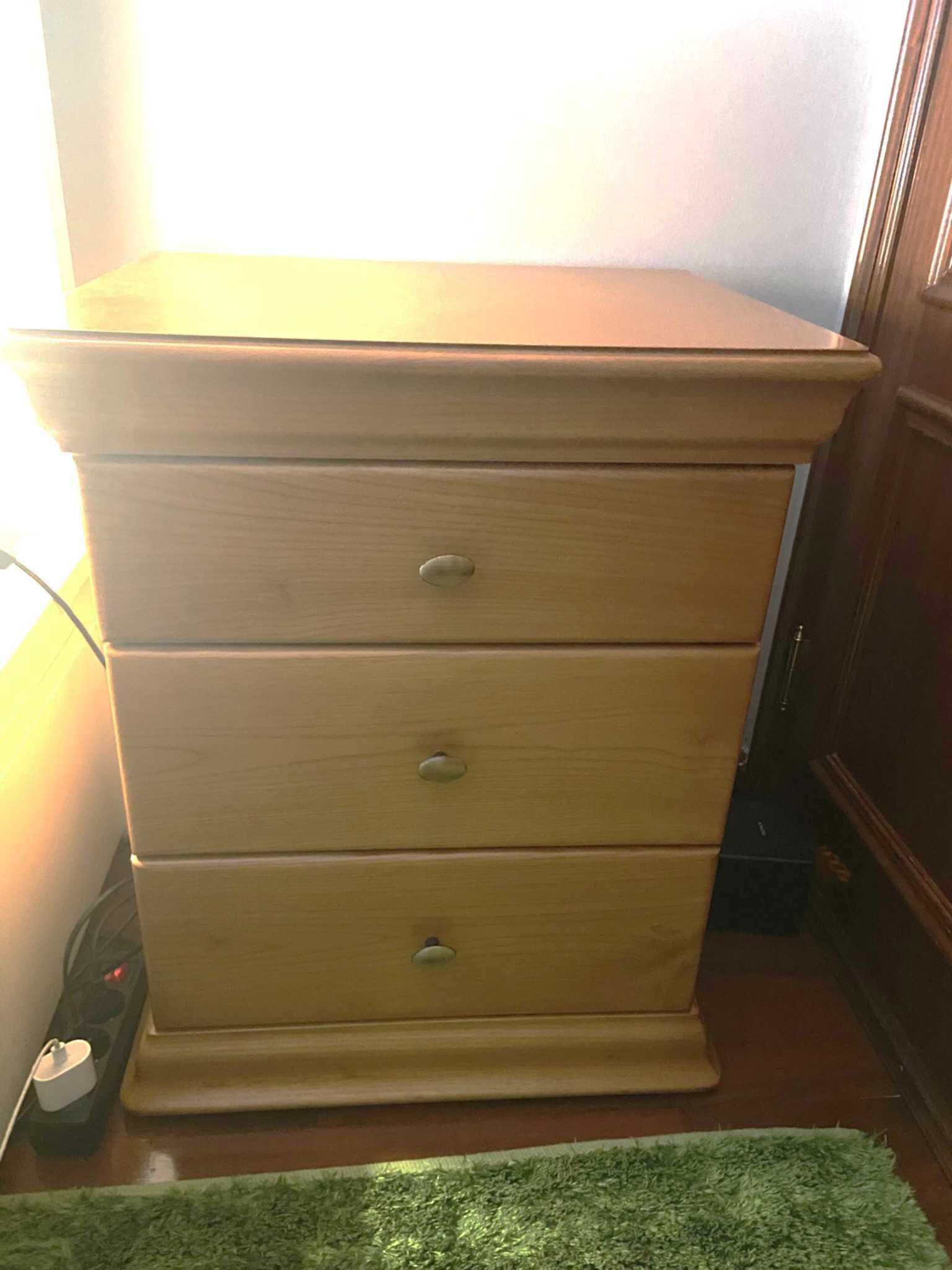 Cama de solteiro de madeira maciça + mesa cabeceira