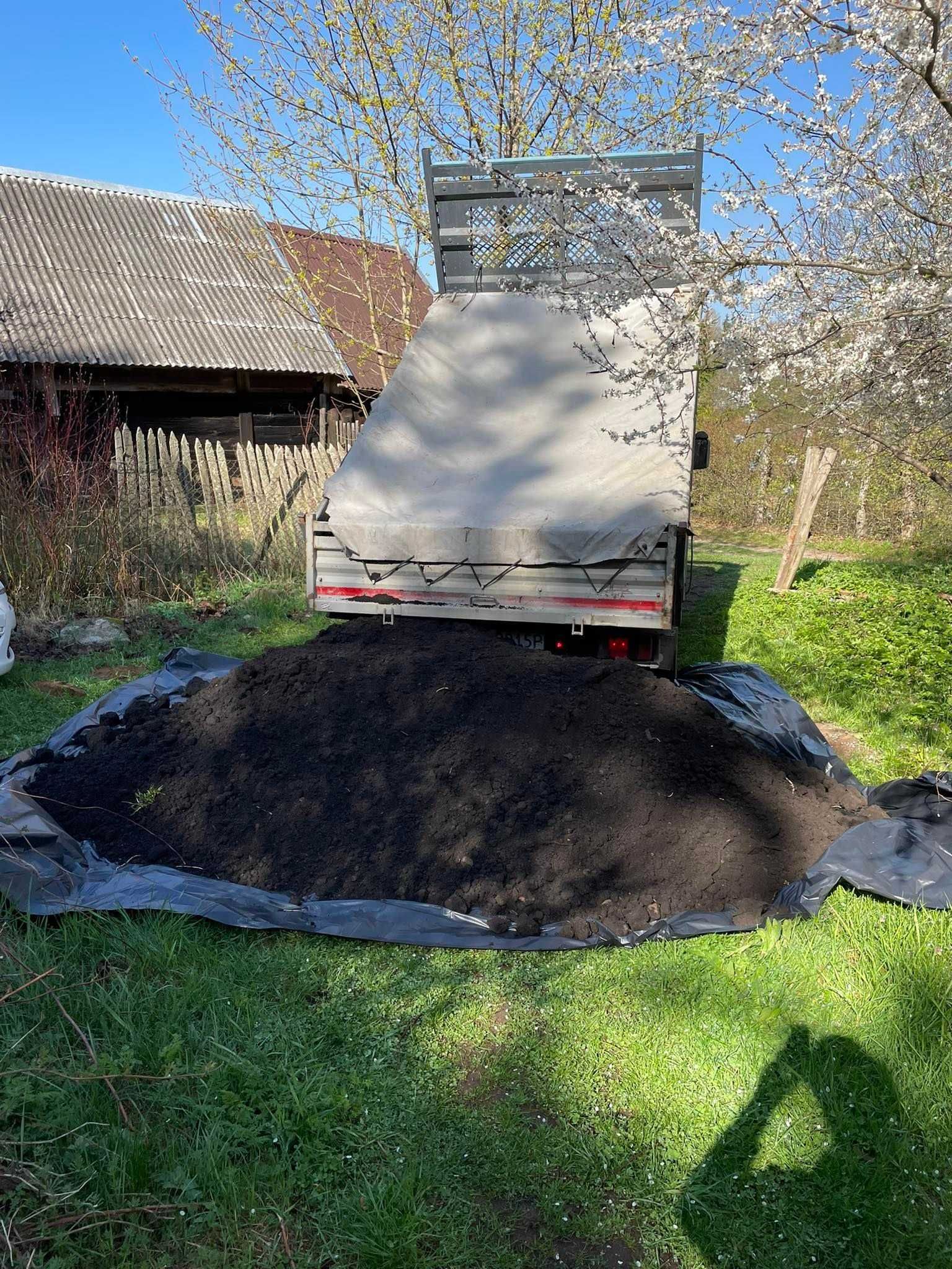 Czarnoziem ziemia ogrodowa na trawnik siana pod warzywa