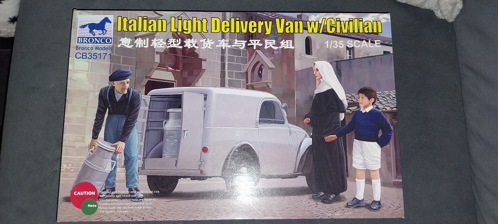 Model do sklejania Italian light delivery van with figure