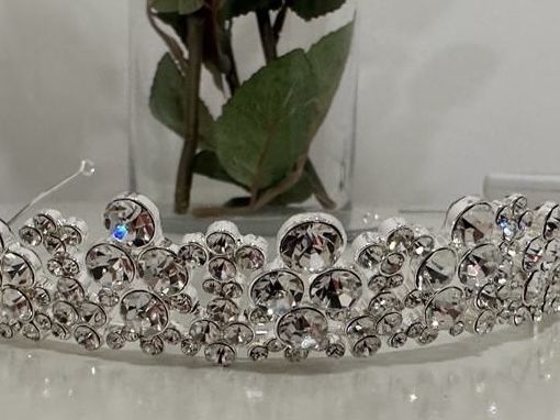 Vendo coroa com detalhes de cristais Swarovski