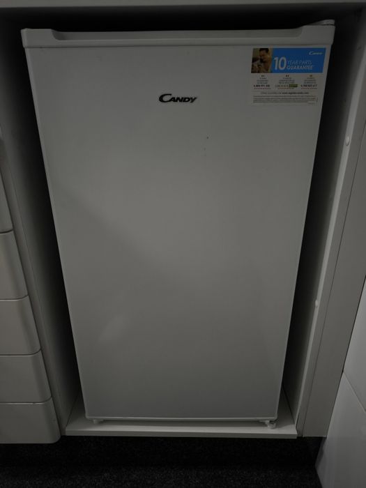 Frigorífico pequeno com congelador