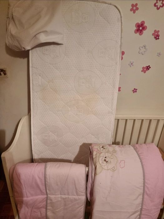 Cama bebé com colchão e roupa da cama