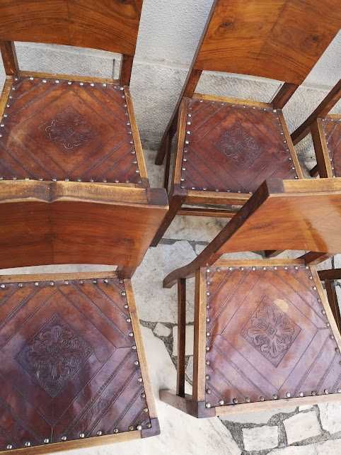 Seis cadeiras vintage com assento em couro lavrado