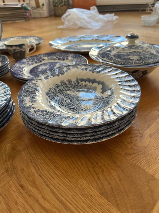 Angielska porcelana, niebieska, rożna
