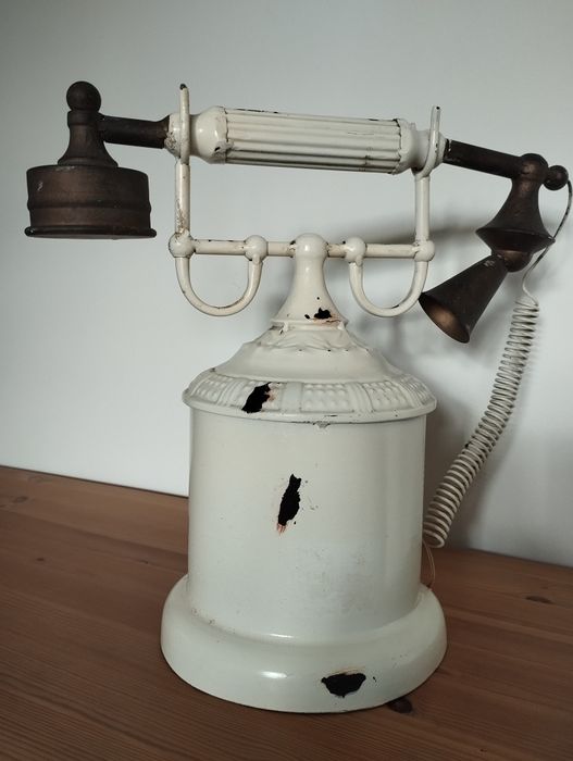 Zegar w formie starego telefonu