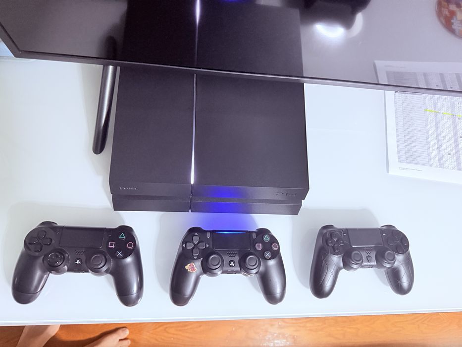 Vendo PS4 1000Gb com 3 comandos e 3 jogos