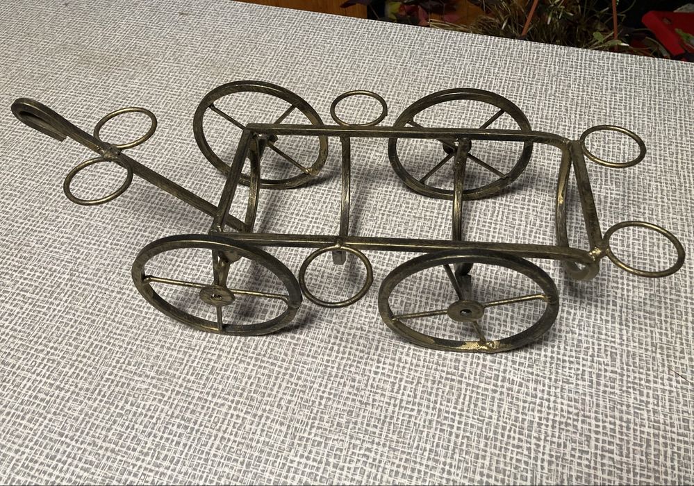 Metalowy stojak na wino