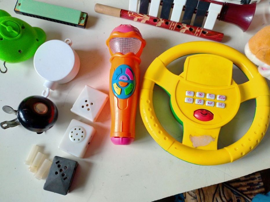 Детские музыкальные инструменты и игрушки