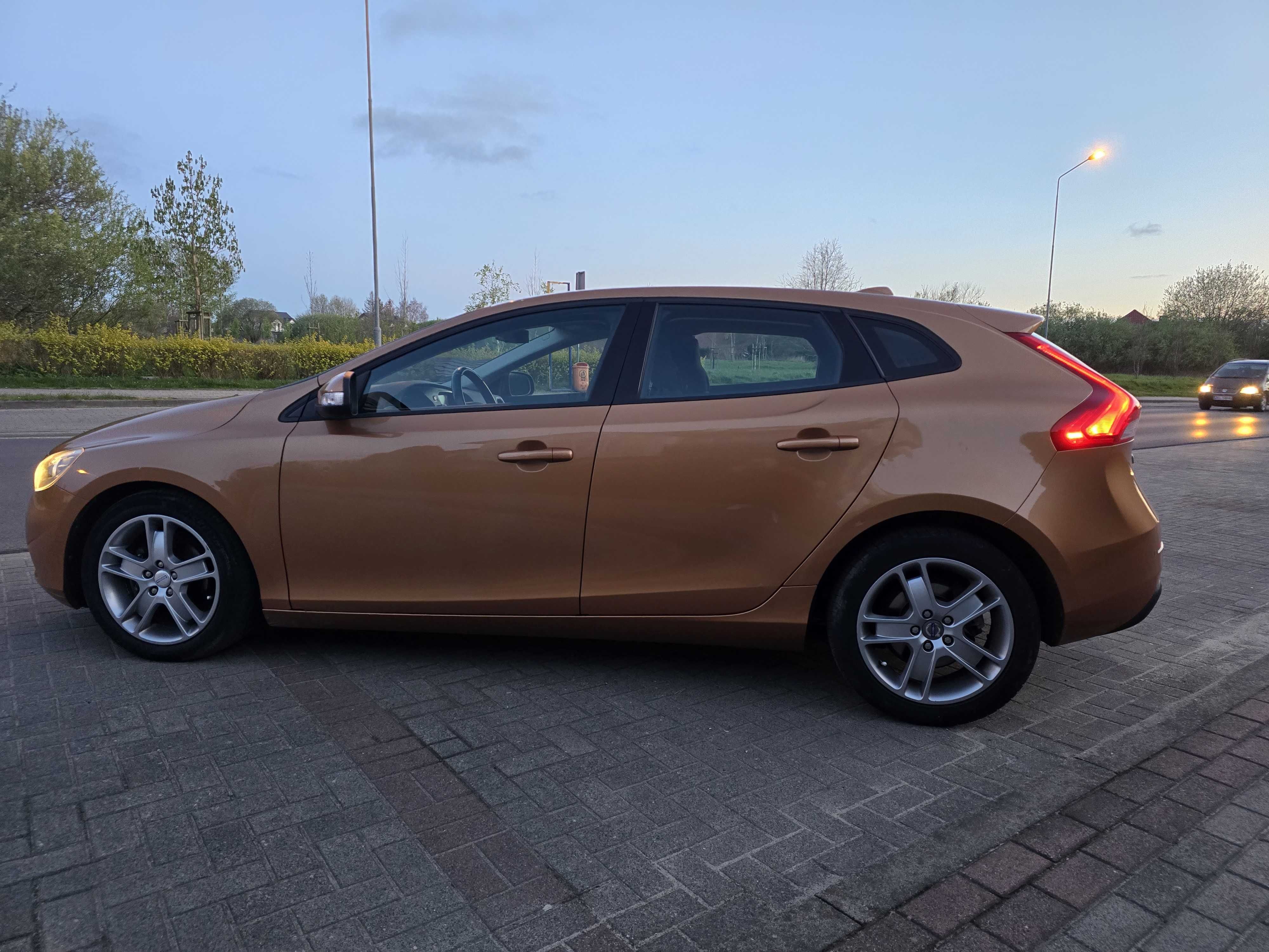 Volvo V40 II D2 1.6 HDI 114KM Alufelgi Navi 6 Biegowy Model 2014