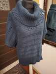 Damski sweter z golfem.