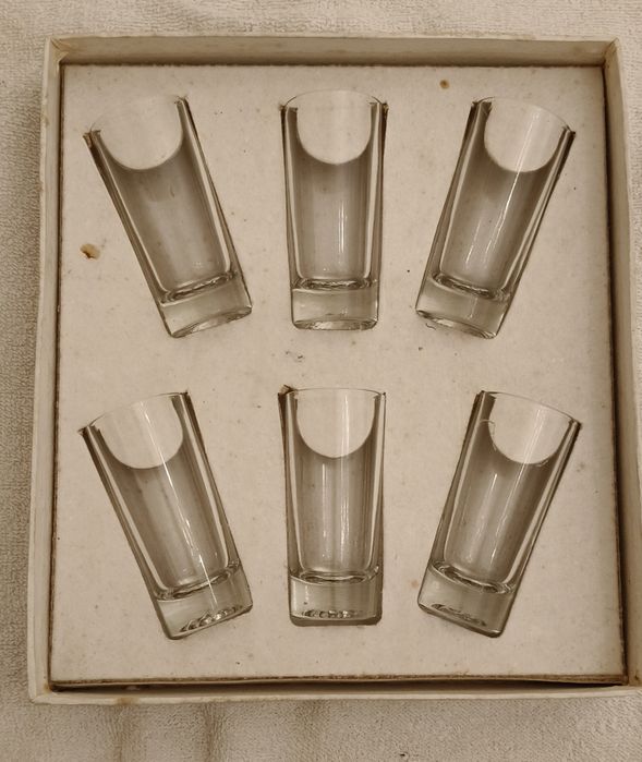 Caixa com copos de licor