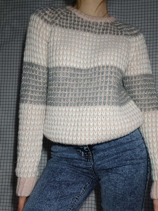 В'язаний светр трьох кольорів