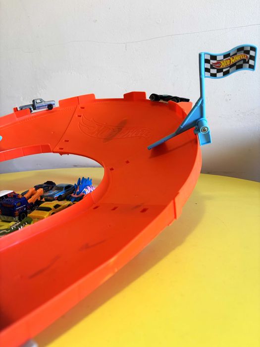 Pista Hot Wheels + 13 carrinhos