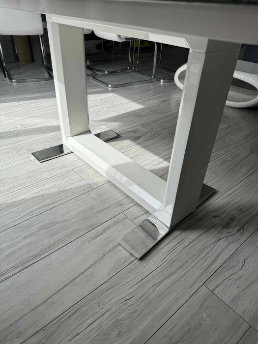 Sprzedam stół biały lakierowany