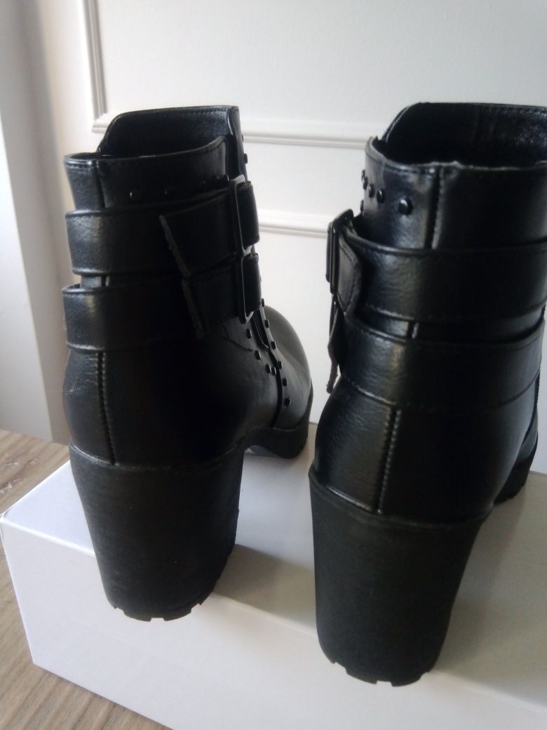 Botas pretas  com fivela 39