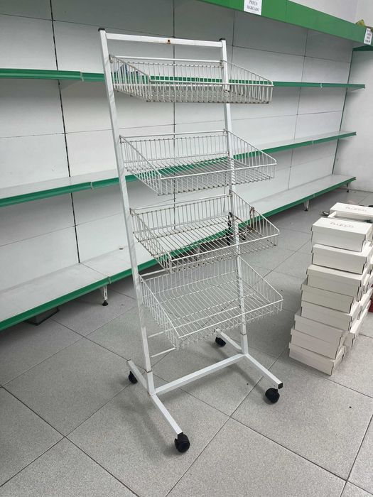 Expositor Metálico com 4 Prateleiras e Rodas (1,55m x 55cm)