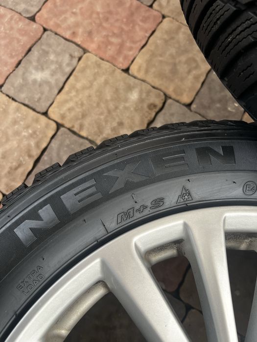 Прдам зимову гуму Nexen  215/55 r 17  ост 7 мм
