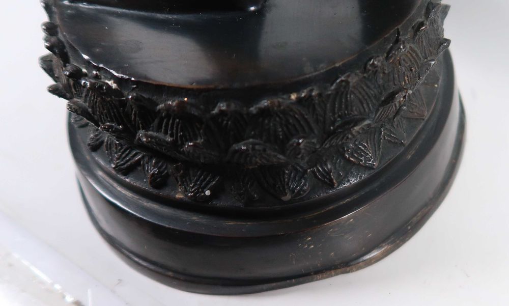 Buda Caminhante - Grande Escultura de Bronze (?) patinado - 65.5 cm