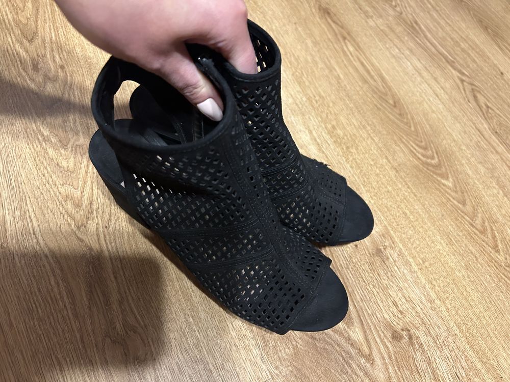 Letnie czarne botki Stradivarious