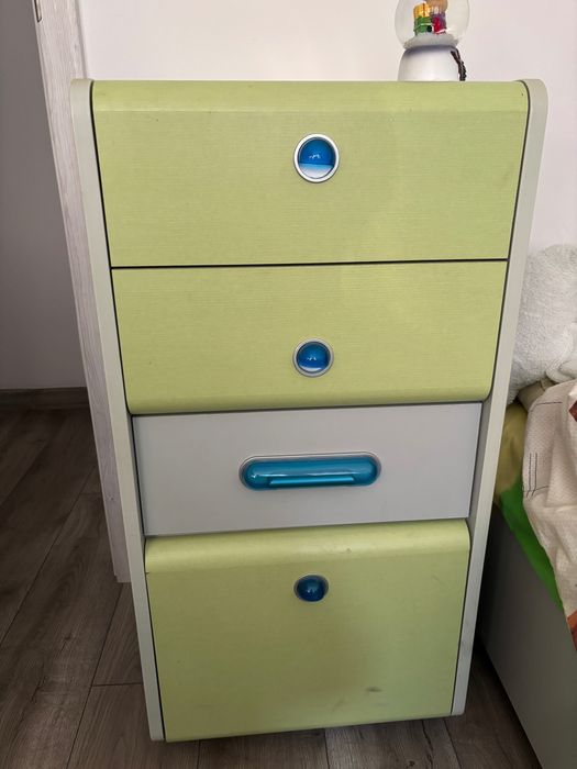 Sprzedam regał w dobrym stanie